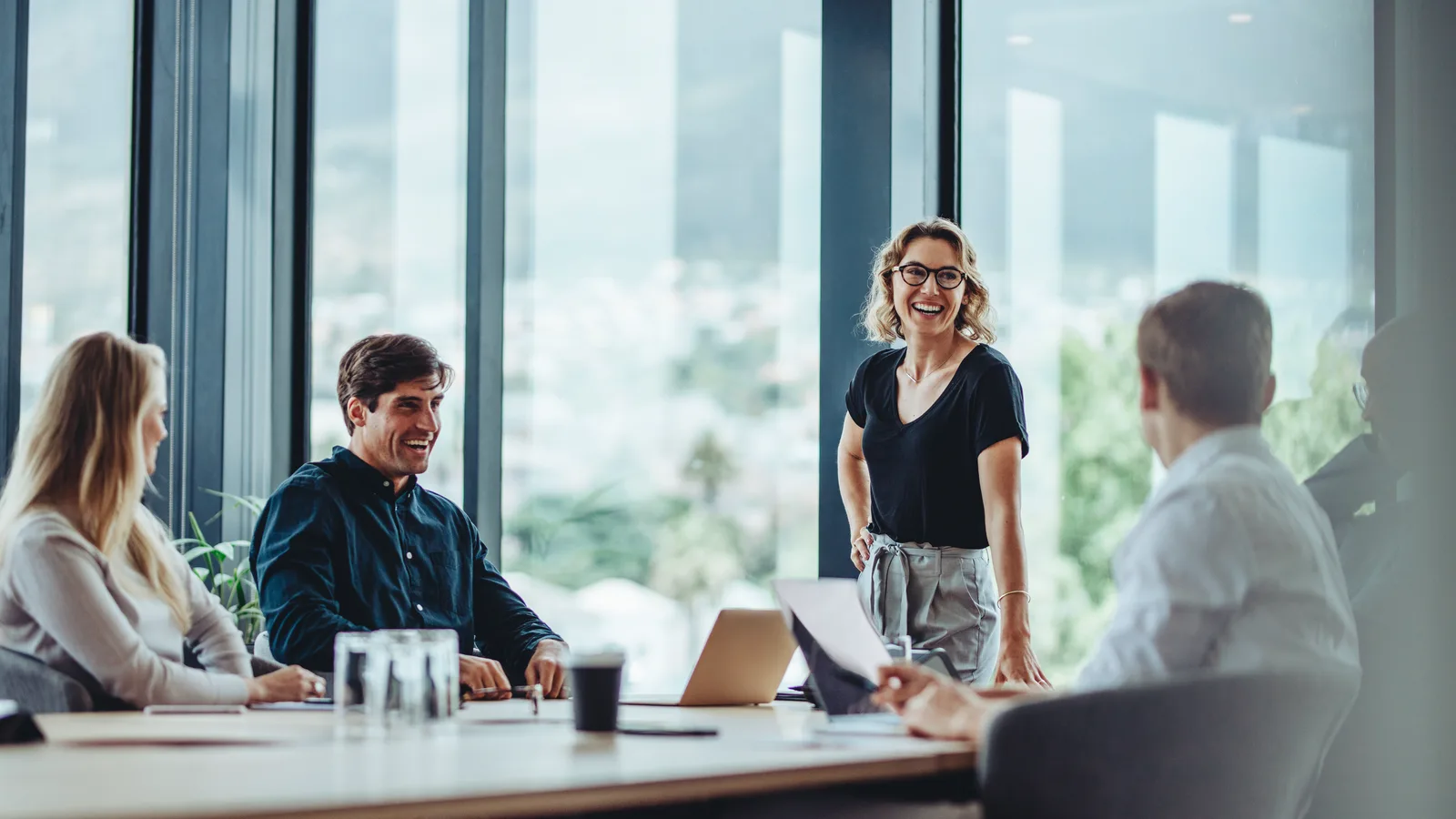CX-Forschungsteam bespricht Kundenergebnisse im Boardroom